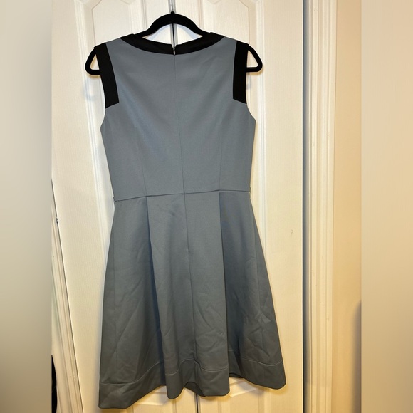 Tahari - Elegant Chic Professional Gray and Black Sleeveless Dress in Size 6 - Picture 2 of 4